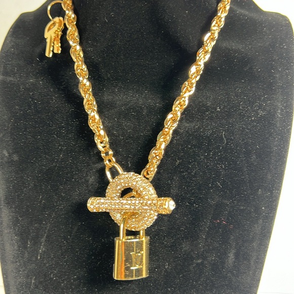 Beautiful pave crystal toggle necklace with New Authentic Louis Vuitton lock&key - Picture 5 of 5